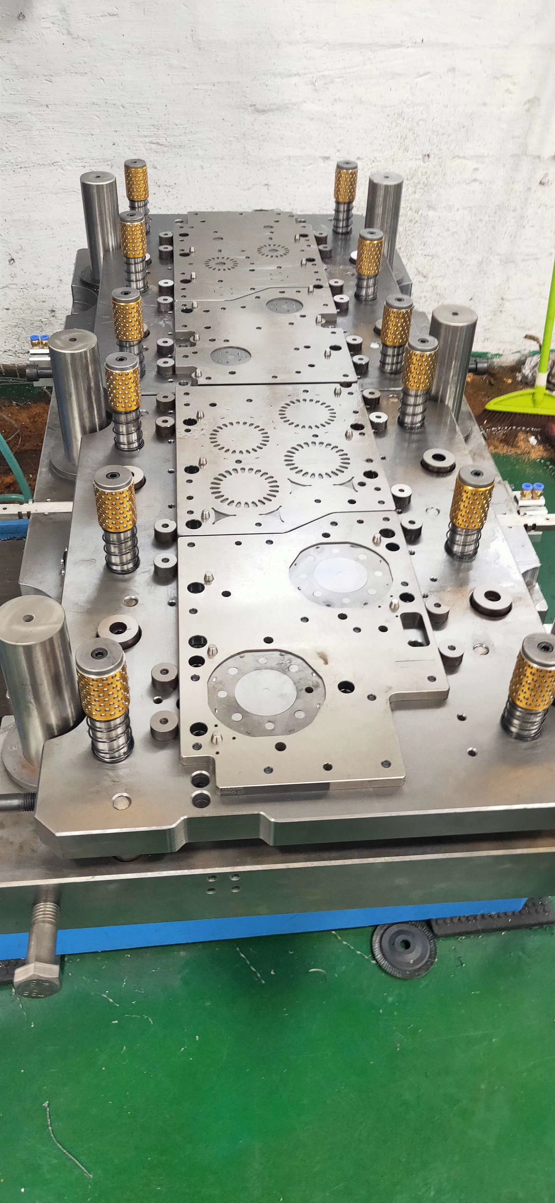 OD110 stator rotor core progressive die